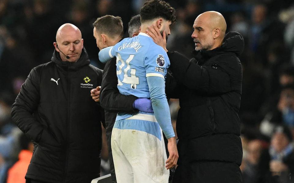 曼城1比1切尔西 这场球不仅丢了2分，曼城的两大主力中卫都伤了。格瓦迪奥尔是左脚