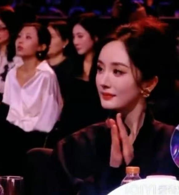 杨幂、白鹿两位内场座位c位，来看看美女们第二套造型状态咋样尖叫之夜座位