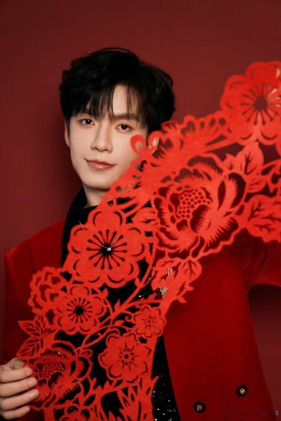 张颜齐央视小春晚主持首秀 张颜齐这波真的赢很大，央视小春晚主持首秀直接给了四川会