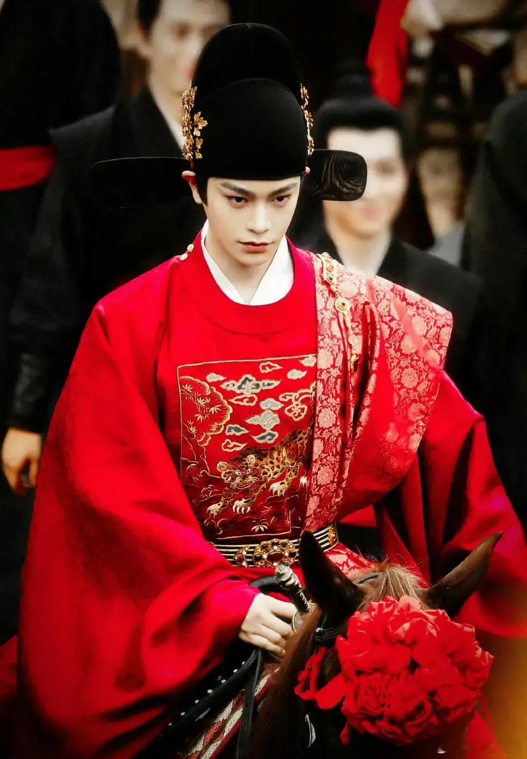 丁禹兮曾面试过流星花园 丁禹兮《花开锦绣》路透：新郎官探花郎二合一，热到汗珠直冒