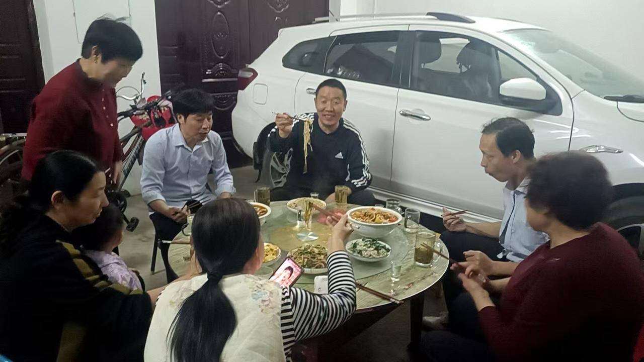 周末乒乓局，打完凑一桌家常菜，四家欢聚才是人间烟火！各位球友，我是爱打乒乓的虎哥