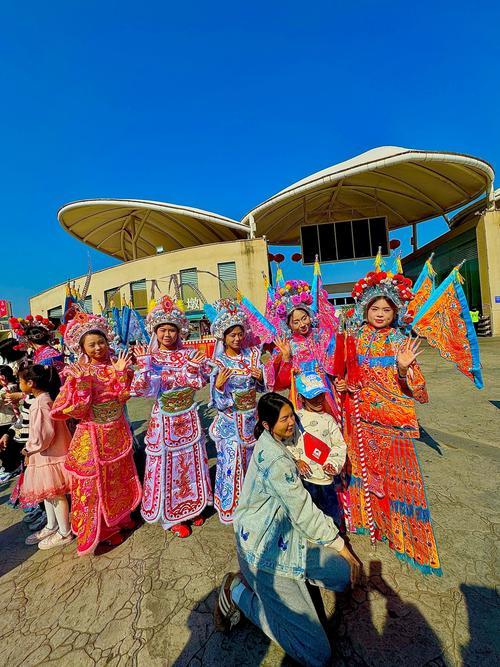在汕头热闹的民俗活动中，一位女孩宛如从敦煌壁画中走出。她眉眼如画，气质清冷恬淡，