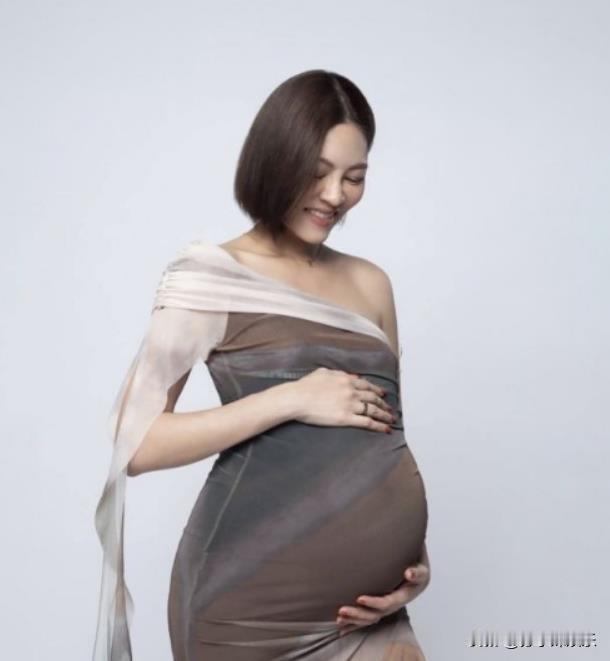 新年的第一天，泰国知名摇滚乐队Klear女成员Pat迎来了爱女Reiardha的