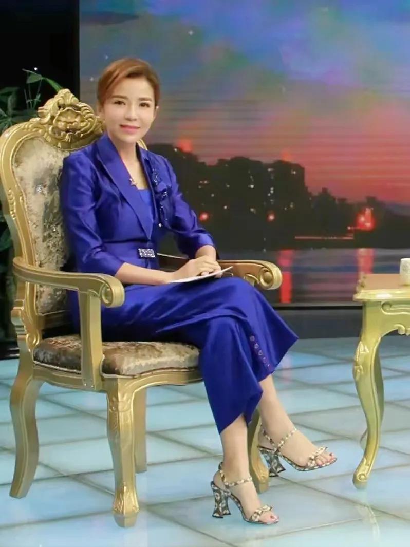 看呐！朱迅身着华丽紫色套装，优雅落座。14岁就亮相央视，留学日本历经磨砺。回国后