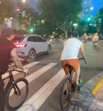 姐姐就穿着这翘臀小橙短裤和绿色莫名其妙丑鞋子跟上海固定老公甜甜蜜蜜✖️...