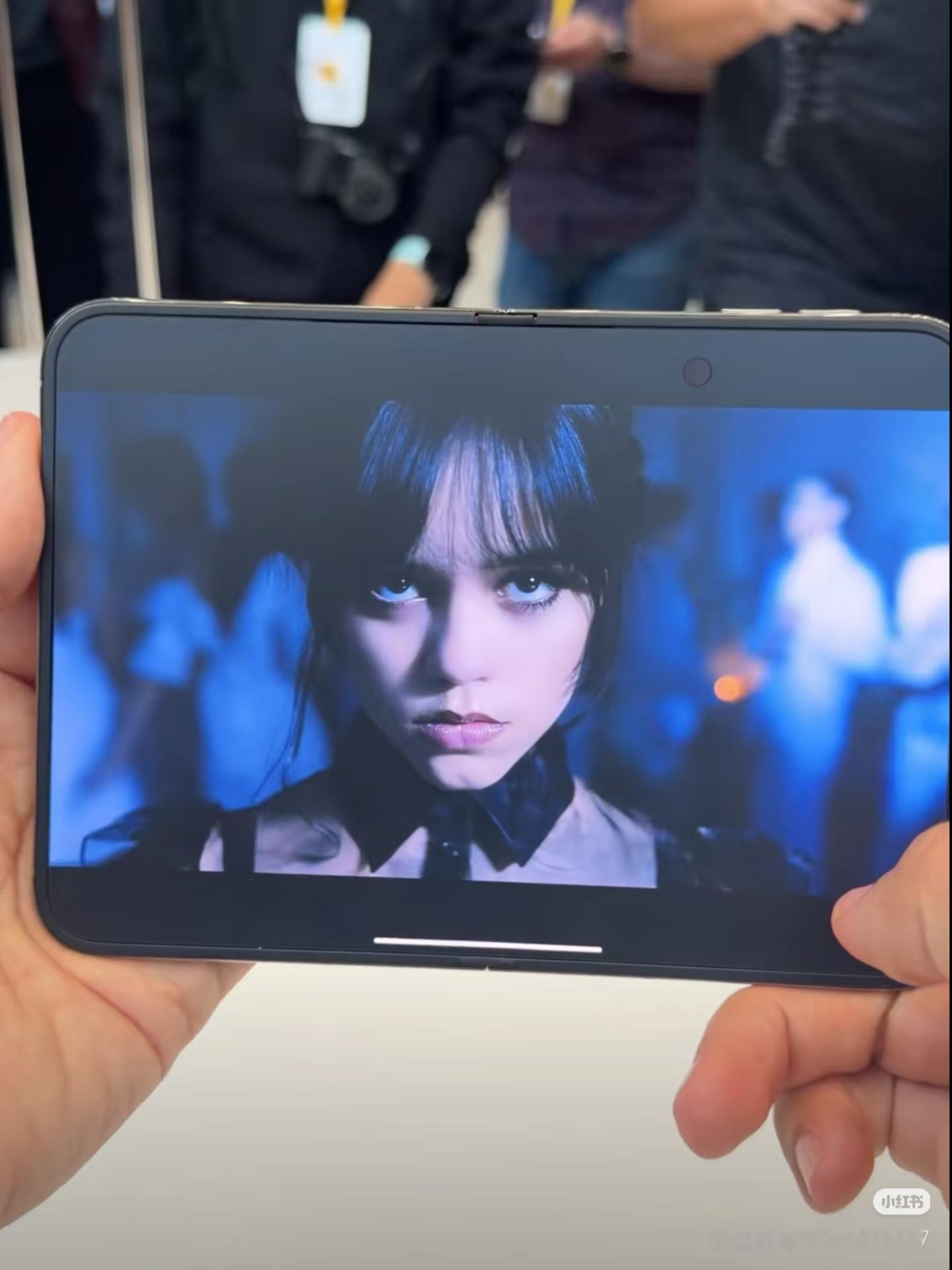 不止iPhoneDuo 折痕，我觉得苹多多的磨砂挖孔内屏也有点灾难！明明屏下摄像