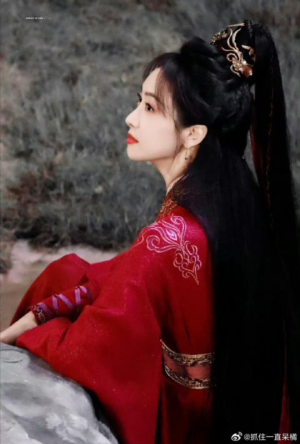 宋茜新剧穿婚服办葬礼红妆寡妇惊现灵堂，婚礼变葬礼，撕裂传统的开篇够劲。 ​ ​​