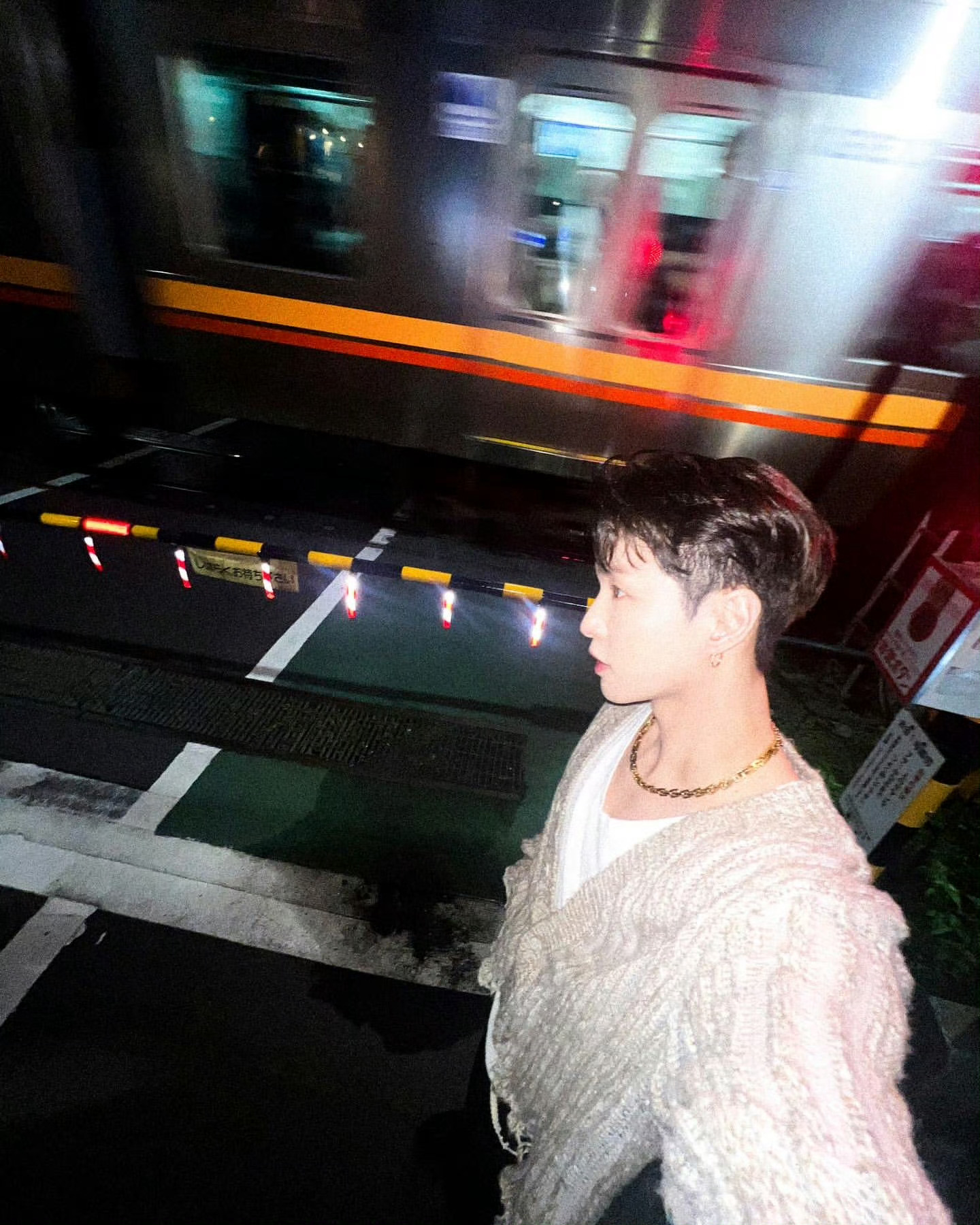 张艺兴每时每刻  251101 张艺兴ins更新一则【Walking on th