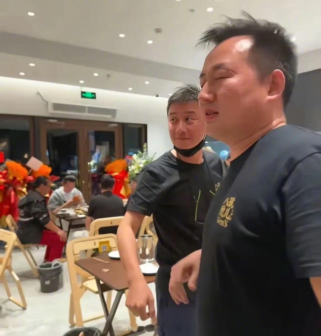 文章开饭店了 文章开饭店啦，转行踏踏实实做餐饮，烟火气十足。祝新店开业大吉，生意