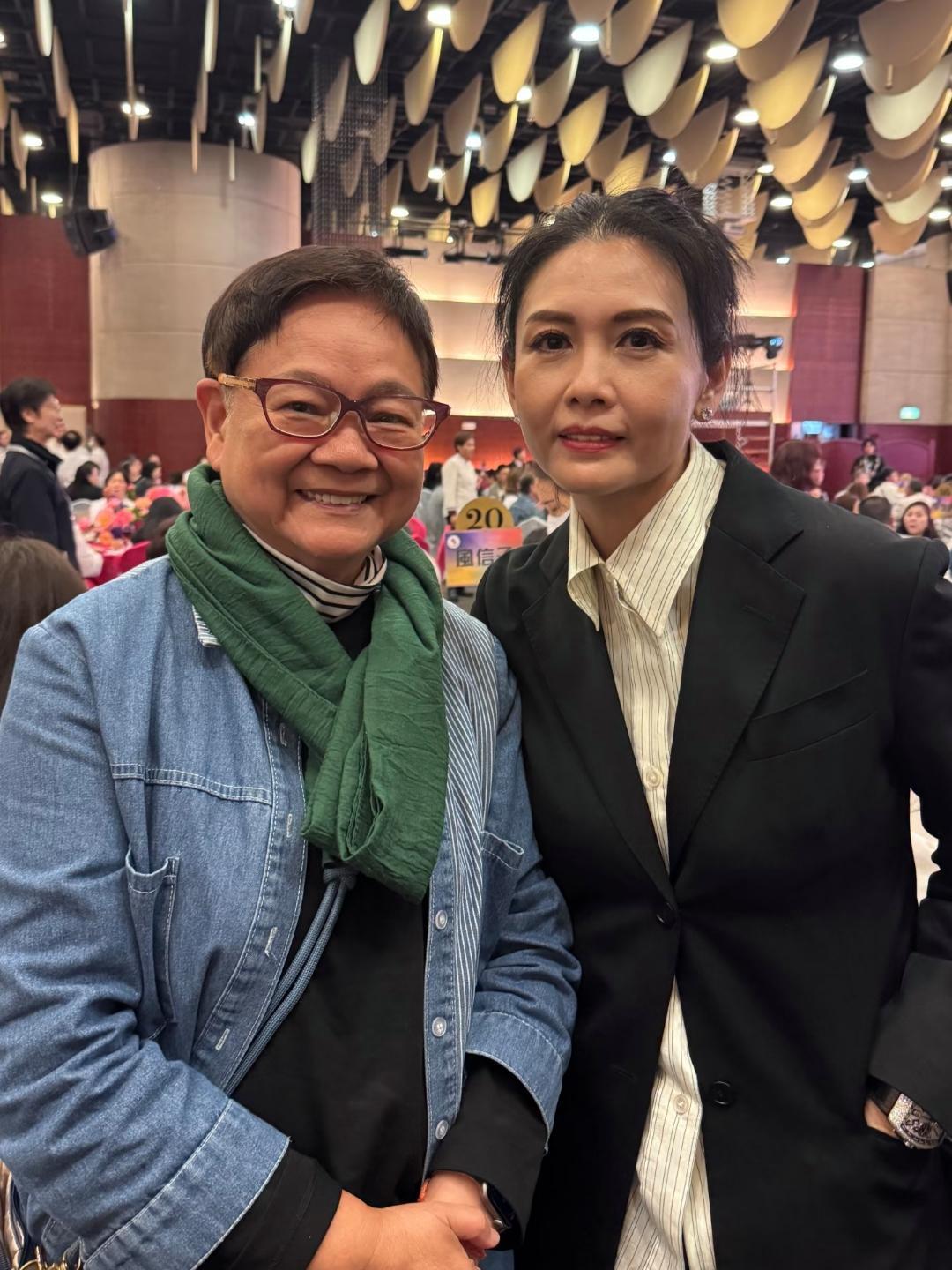 57岁邱淑贞素颜亮相曾志伟慈善晚宴，她身穿黑色简约长风衣，搭配白色条纹衬衫，扎着