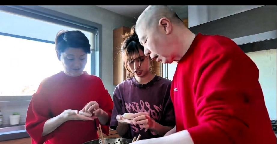 冯小刚一家三口在大洋彼岸过年，养女徐朵提议穿红衣，画面温馨。
但细看这组照片，很