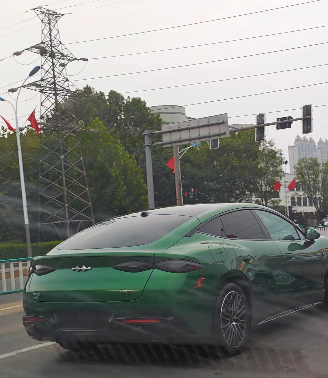 今天在高速上居然看到了一个这么漂亮的车。头一次见，大家有认识的吗？给普及一下，这