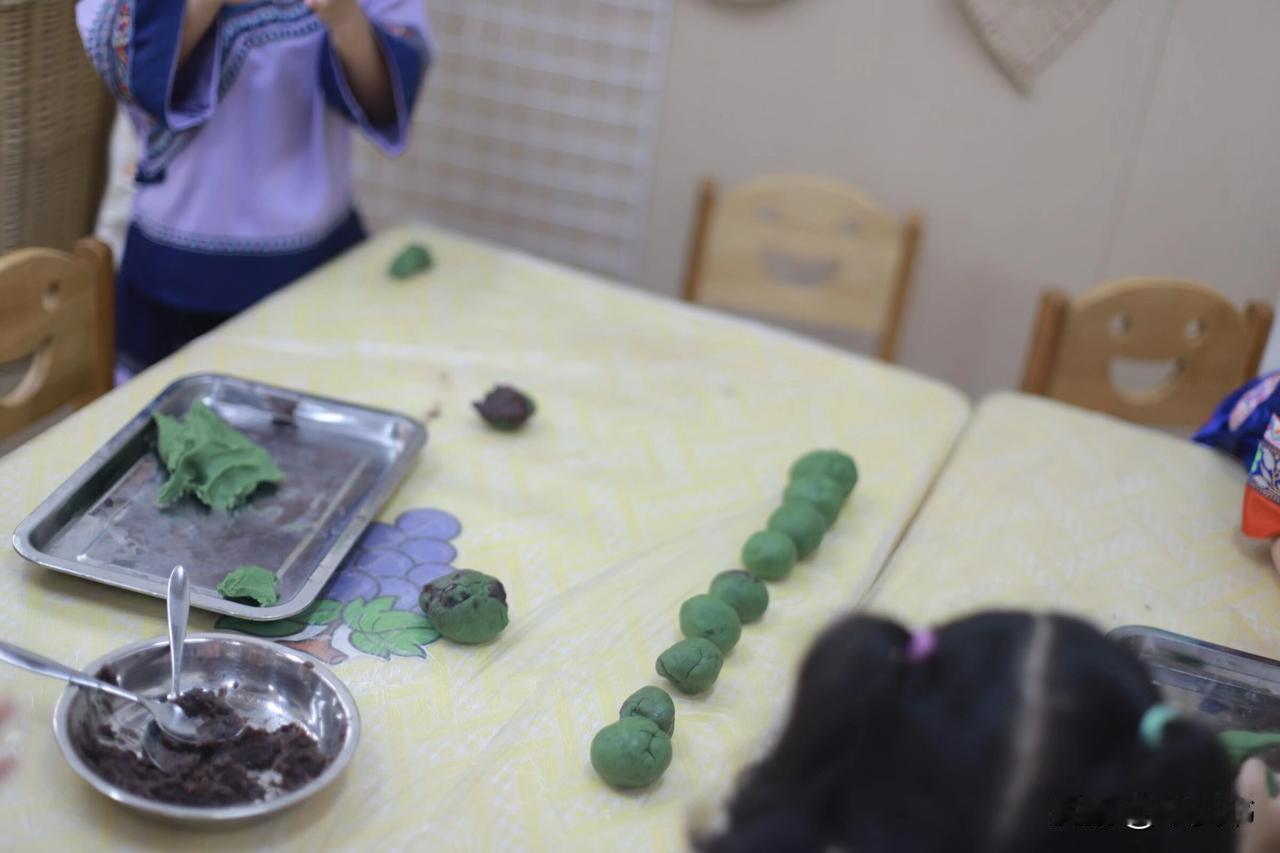 春天，怎么能少得了青团呢。

看看这些绿色的青团，出自幼儿园小朋友们的手艺，有的