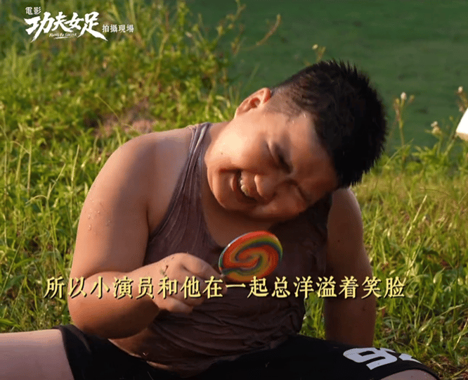 周星驰带娃天赋30年不变周星驰曾当过五年儿童节目主持人 片场小孩最难搞，他却能让