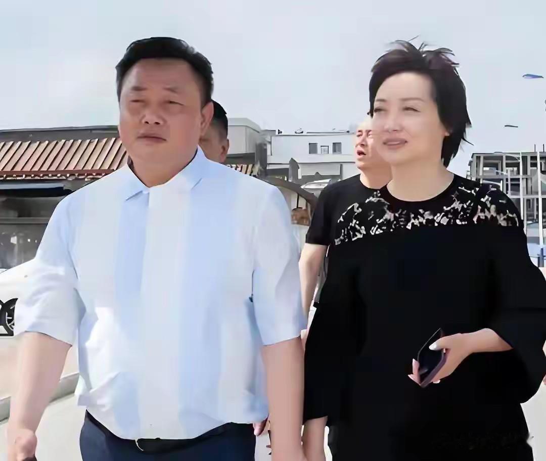 黄光裕也喜欢狗！
 
黄光裕2021年2月刑满释放，回归国美，尝试新零售、家装、