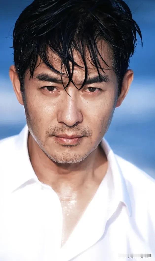 50多岁的郭晓多还是很有男人魅力的，一组海边照片真的荷尔蒙爆膨涌出屏幕了，莎姐的