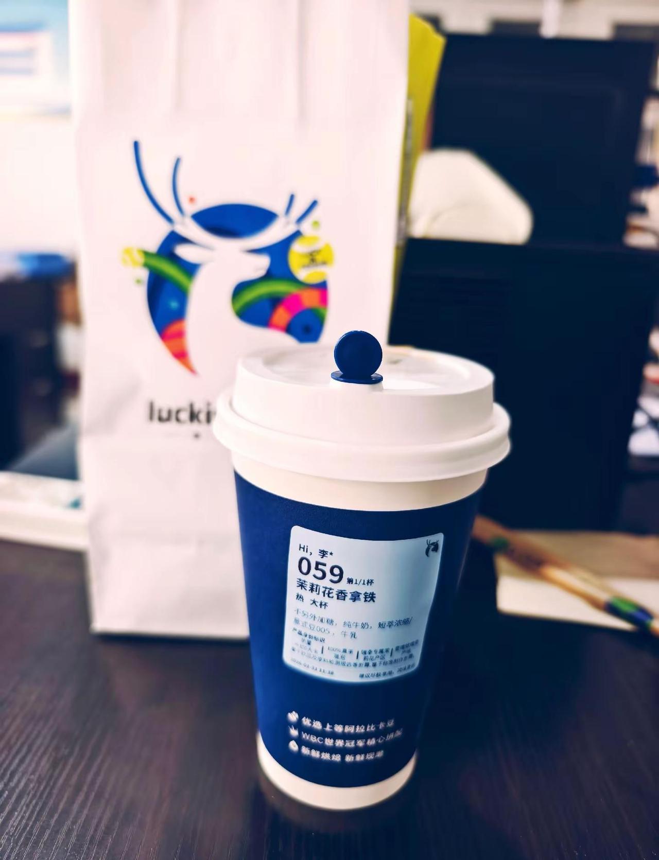 世界或许喧嚣，但我愿守护内心一角纯粹的宁静，那里没有算计，只有清风明月。