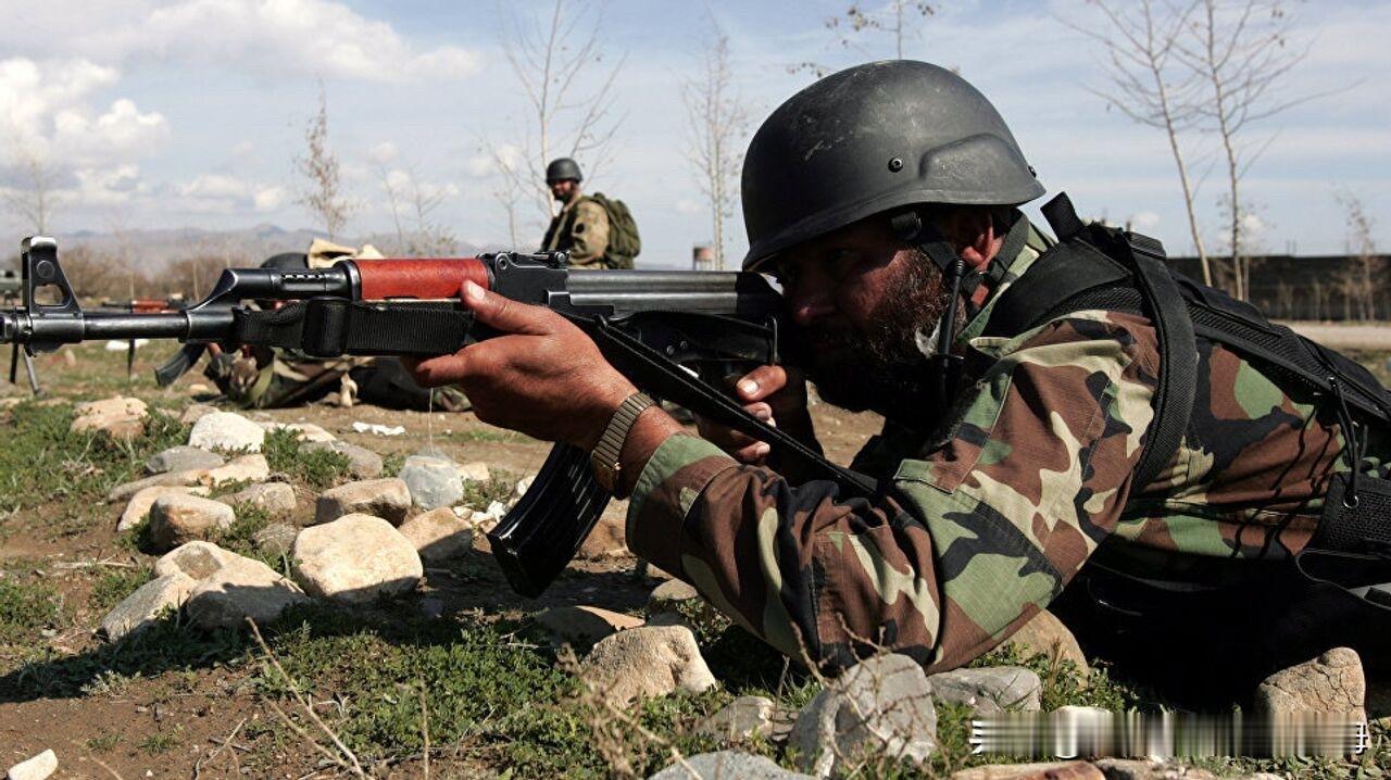 突发！巴基斯坦和阿富汗爆发激烈冲突，目前已造成133名阿富汗武装人员死亡，一架巴