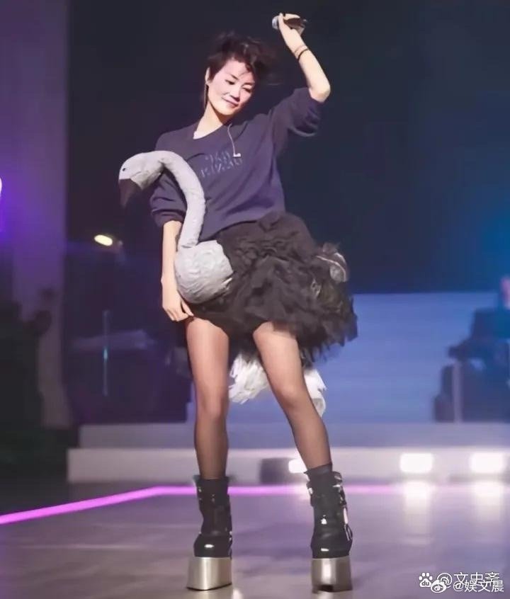 王菲早年舞台造型真的太敢了！一身天鹅裙前卫又惊艳，风格超前又独特，不愧是天后！ 