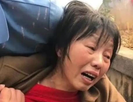 1984年，一战士壮烈牺牲，其新婚20天妻子拒绝改嫁，坚持生下遗腹子，35年后，