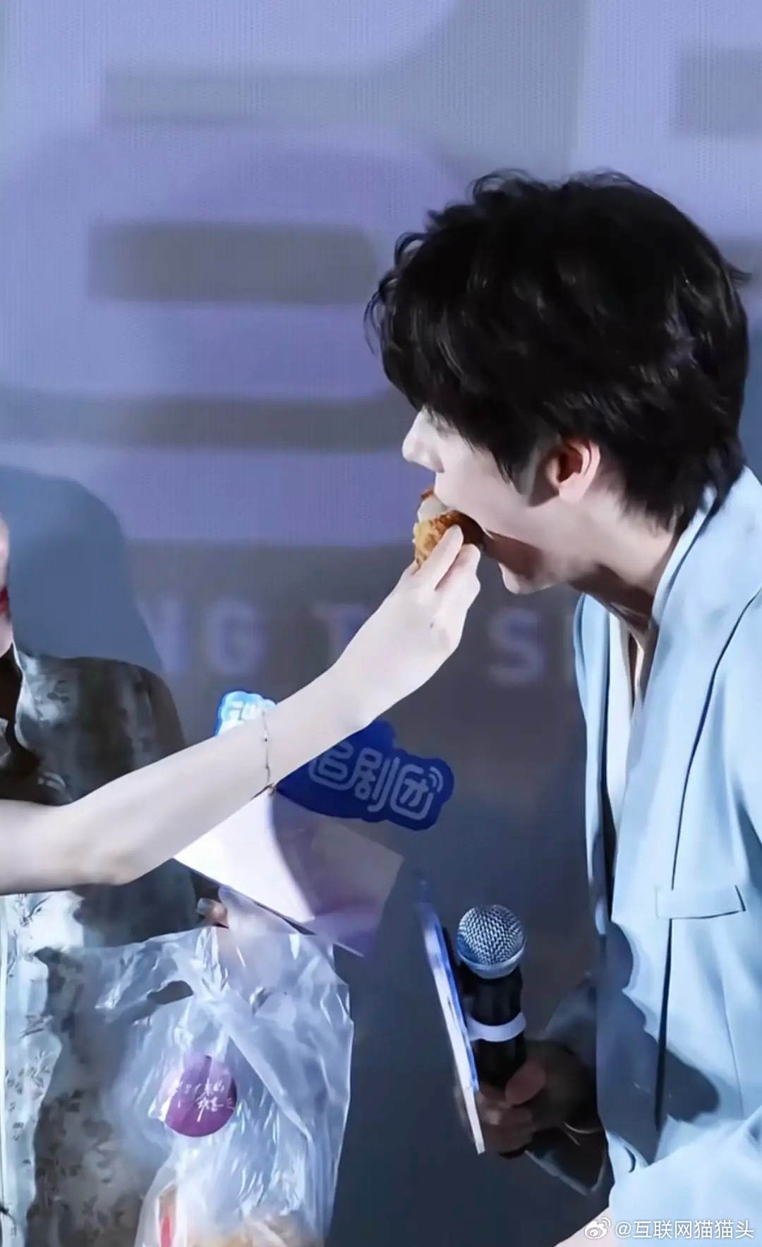 郑合惠子和魏哲鸣啃同一个🍗都没事以前一起喝胡辣汤的一对男女被🐴糊了 