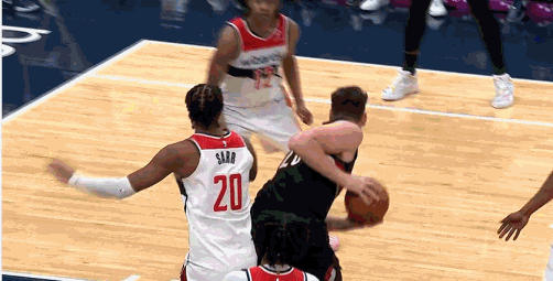 克林根憋屈啊
今天打得真像个低级蓝领……
大根子今天对位萨尔被完爆了。虽然数据好