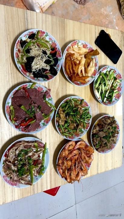 一共十二个人吃饭，准备了八个菜，够不够？