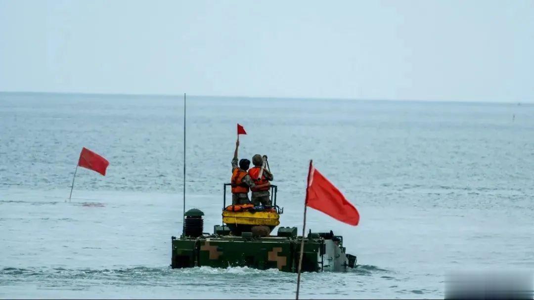 站在两栖车上发射肩扛式防空导弹 ​​​