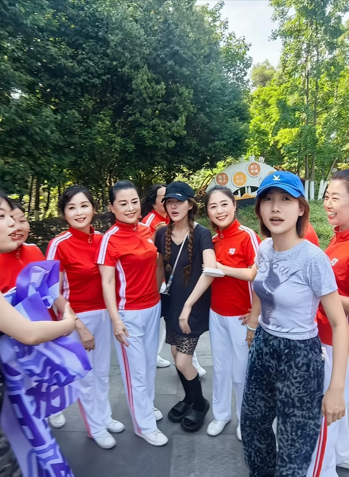 赵露思回到老家，
碰到孃孃们在跳广场舞，
拉着露思要一起合影，
露思开始有些不好