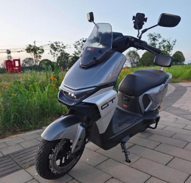 雅迪钠电电摩批量上市！-20℃续航不缩水，北方车主太香了
雅迪多款钠离子电池电摩