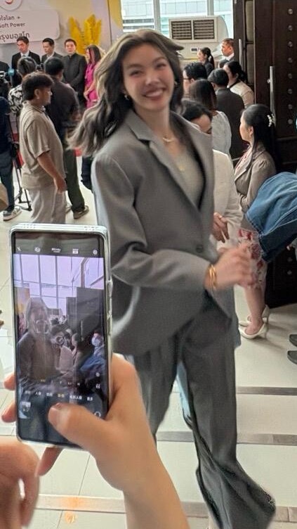 好可爱 跳起来时头发像狗狗耳朵 ​​​