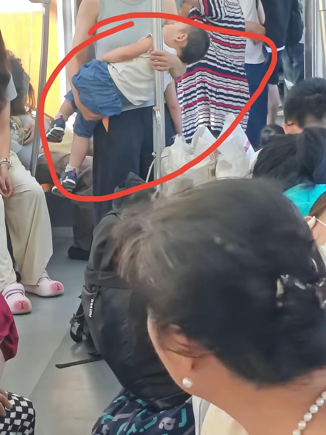 关于在地铁上和公交车上让不让座，有一种比较流行的说法是“让座是情分，不让是本分”