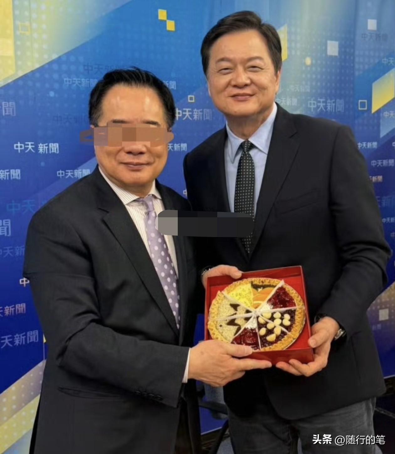 对事不对人，蔡正元即将入狱，周锡玮赠送礼物“送行”。

以后就看不到周锡玮与蔡正