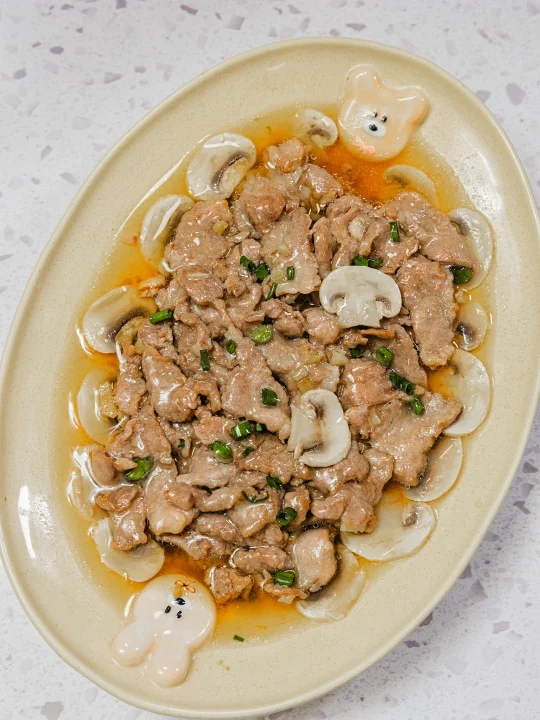 连三百多个月的宝宝，也馋这个口蘑蒸肉片🥹