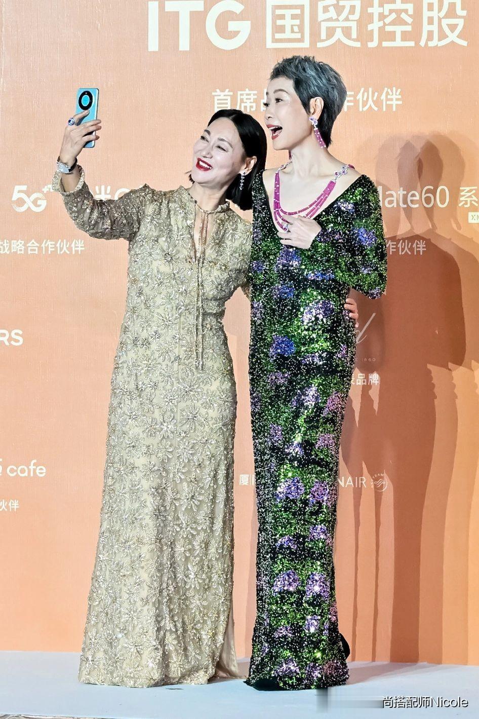 63岁的惠英红和60岁的叶童同框，我被惊艳了！

看多了娱乐圈不服老的“少女派”