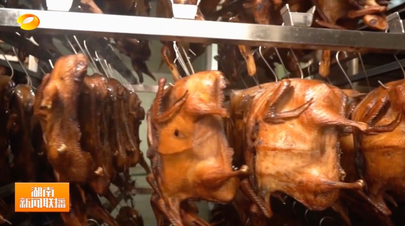 台湾同胞想吃的酱板鸭湖南安排好了湖南人待客有三宝：酱板鸭、臭豆腐、剁椒鱼头。既然