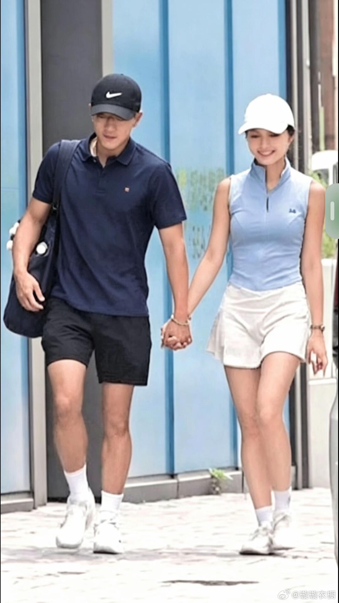 港媒 刘恺威父女恋港媒拍到刘恺威和黎纪君出门，两人打完匹克球之后，在街上十指紧扣