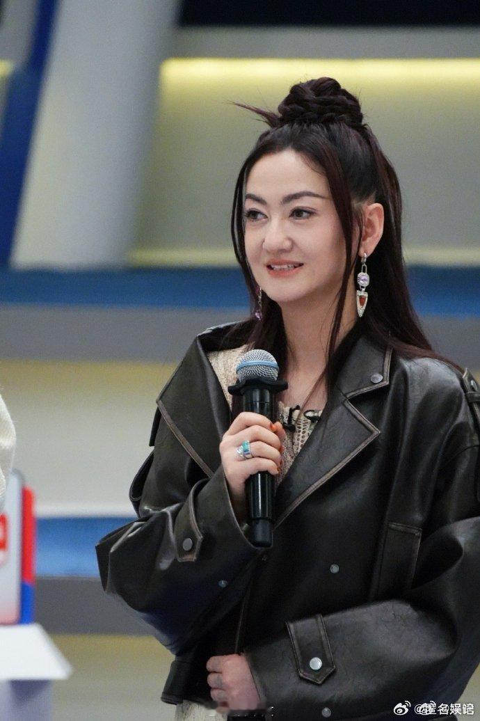 者来女退场体现浪姐精神雌鹰一样的女人落幕也精彩者来女在舞台绽放过就足够耀眼，优雅