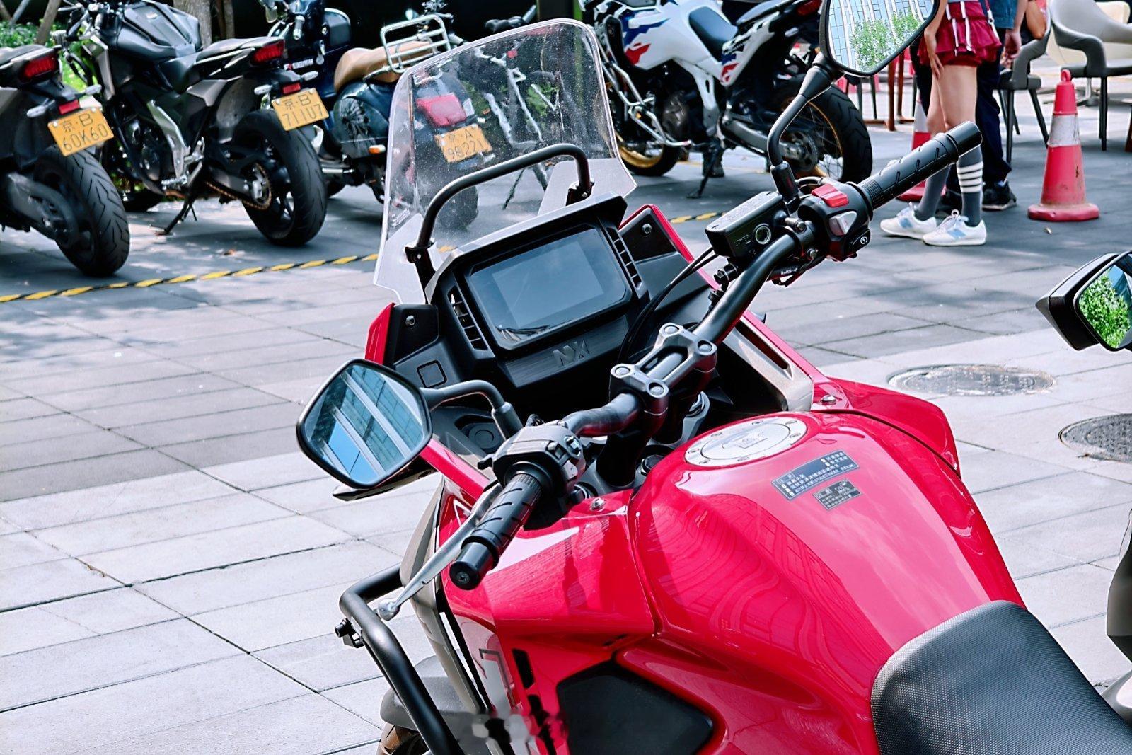 又去本田店溜达了一圈，院里小试了NX500电子离合版，确实方便省心，还挺顺，当通