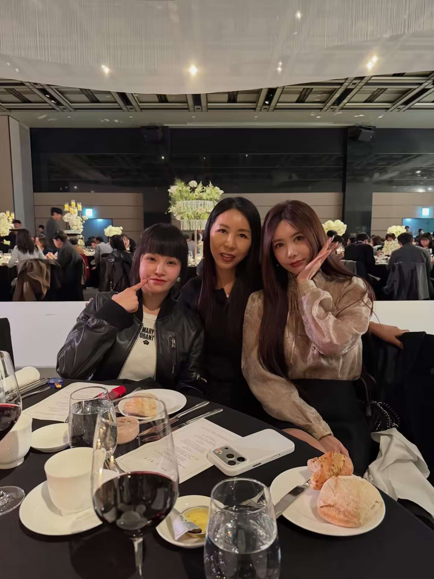 T-ARA咸恩静婚礼成员们的合影 