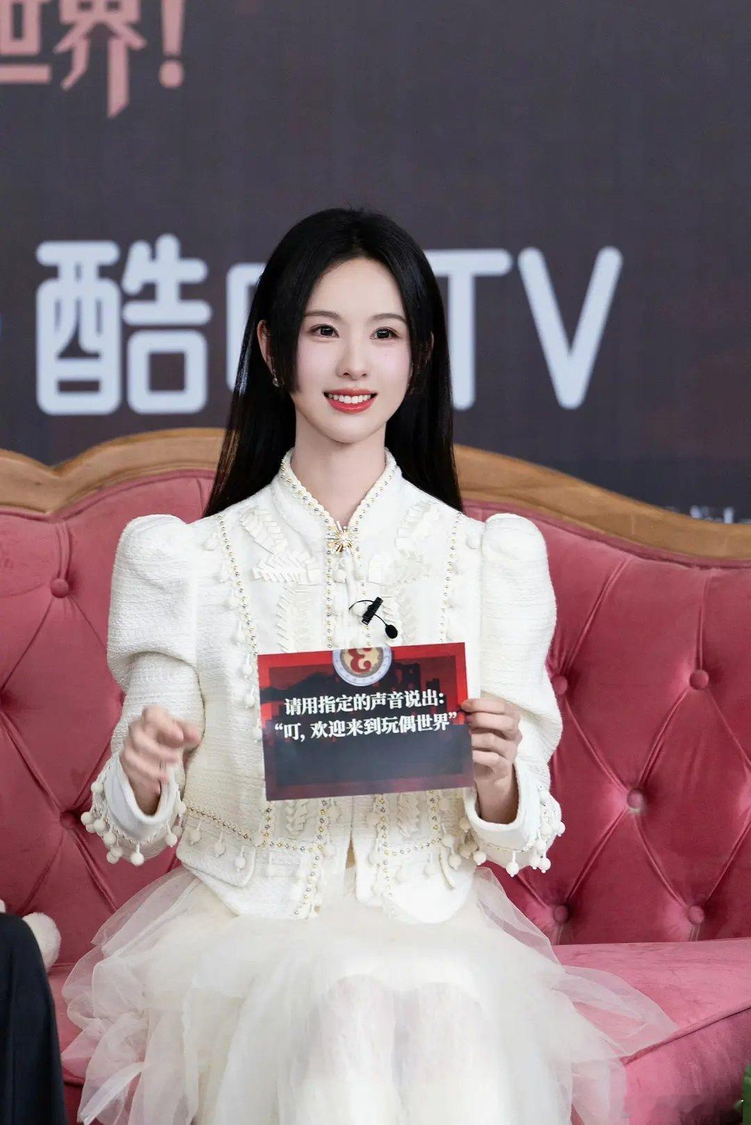 感觉陈都灵天天都戴特大美瞳，显得眼睛特别空 