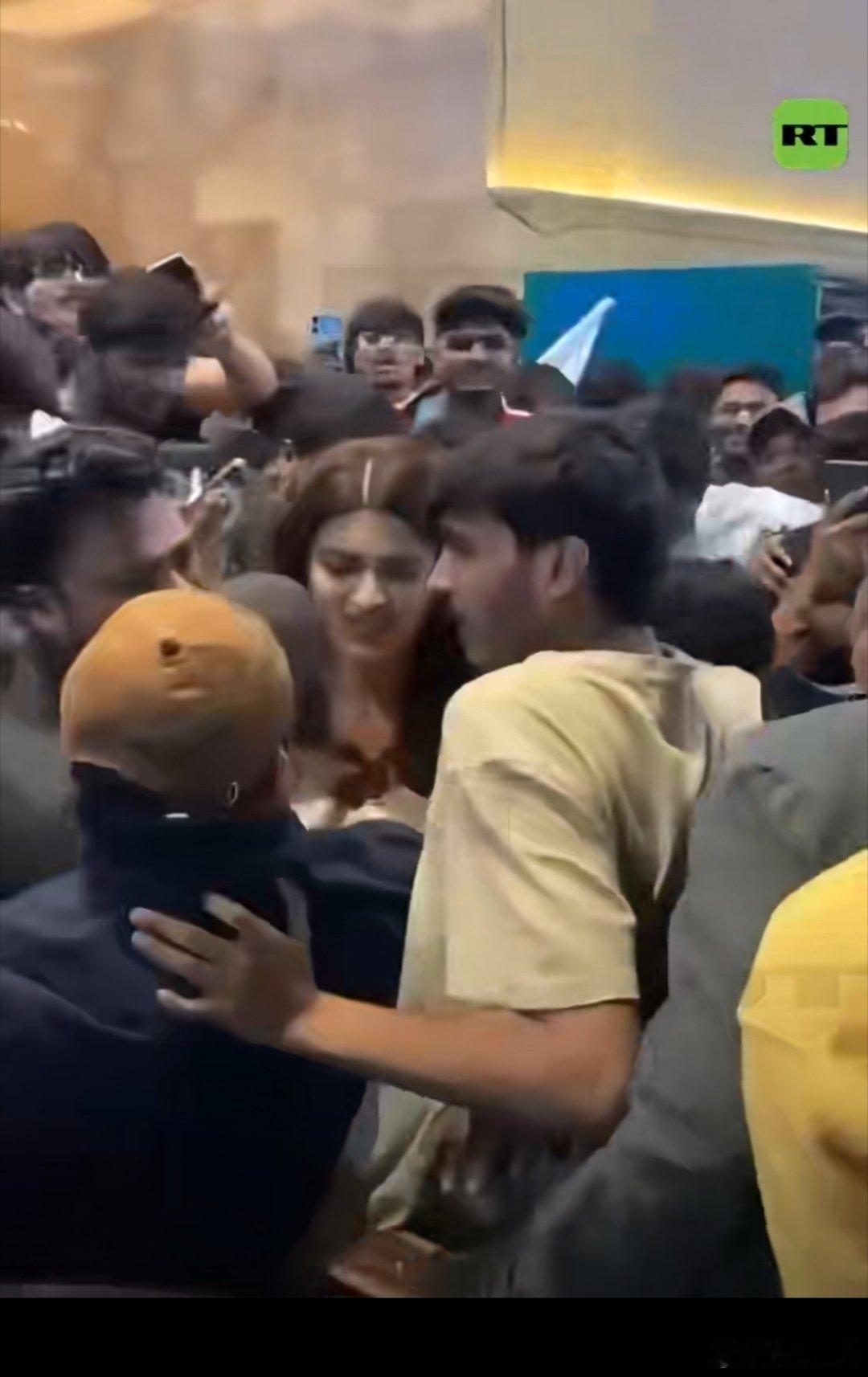 印度女演员活动中被多人包围猥亵当众猥亵这在印度是常态了，强奸轮奸比比皆是，印度人