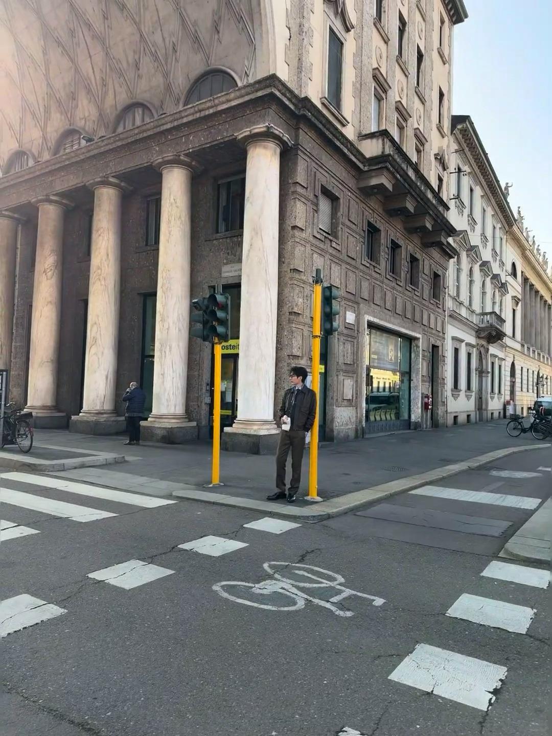 雾艸🍠生图更是直接就发 没带修的 本人得多好看啊刘学义米兰时装周 ❄️刘学义兰