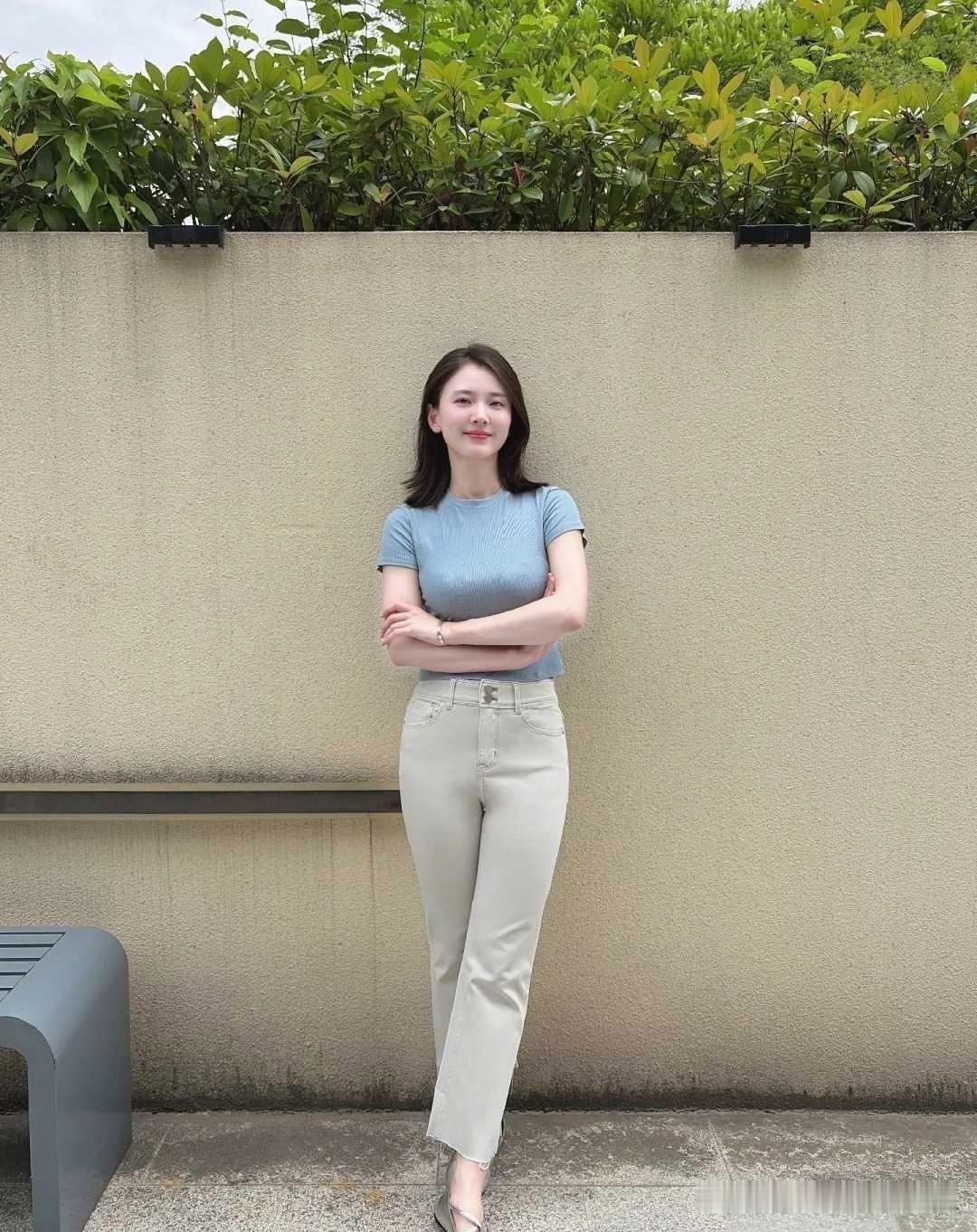 这位美女气质不输娱乐圈里的刘诗诗，她齐肩的短发特别有魅力，搭配浅蓝的T恤和休闲裤