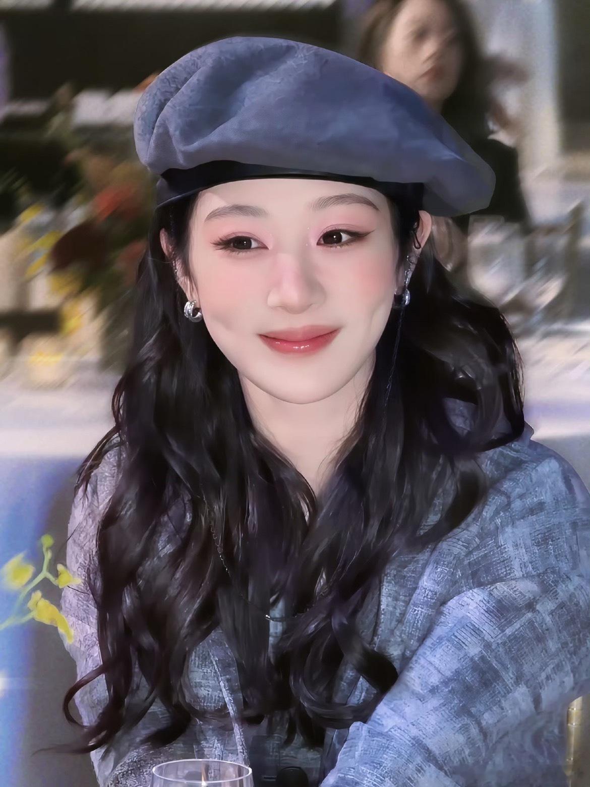 杨紫和贝雷帽的适配度是百分百