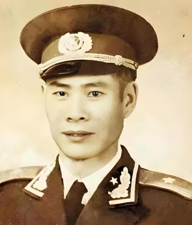 1969年，一名副军长到西安热电厂视察，厂长一路跟在身后小心陪同。谁知走进车间后