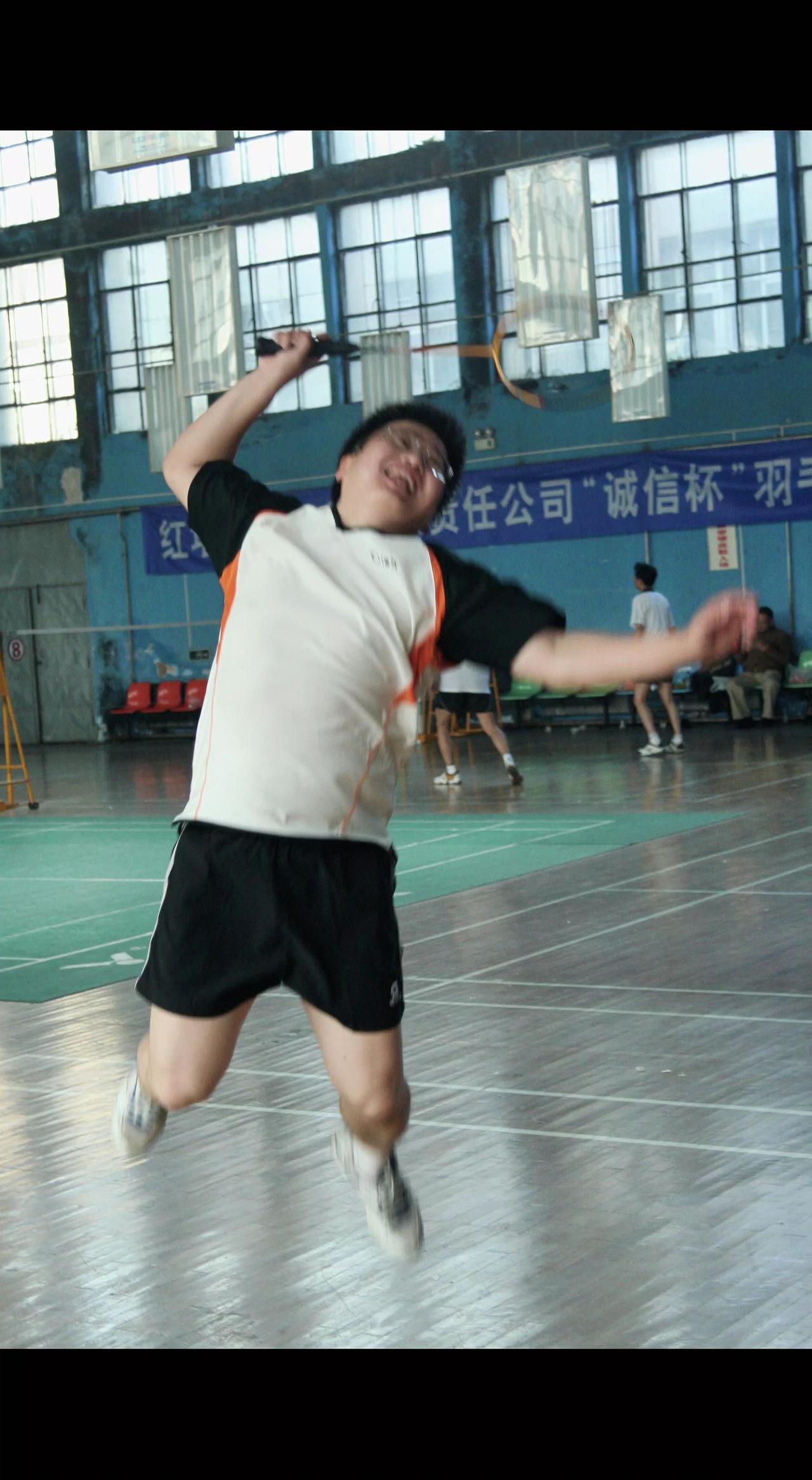 ⚡这一跃，把烦恼都扣杀！汗水是勋章，球拍是翅膀，青春就得这么燃🔥
