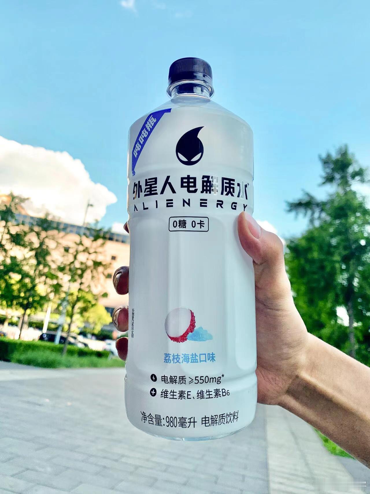 #1L装饮料为何成年轻人的社交货币# 来，跟朋友们秀一下我的夏天专属货币！！ ​