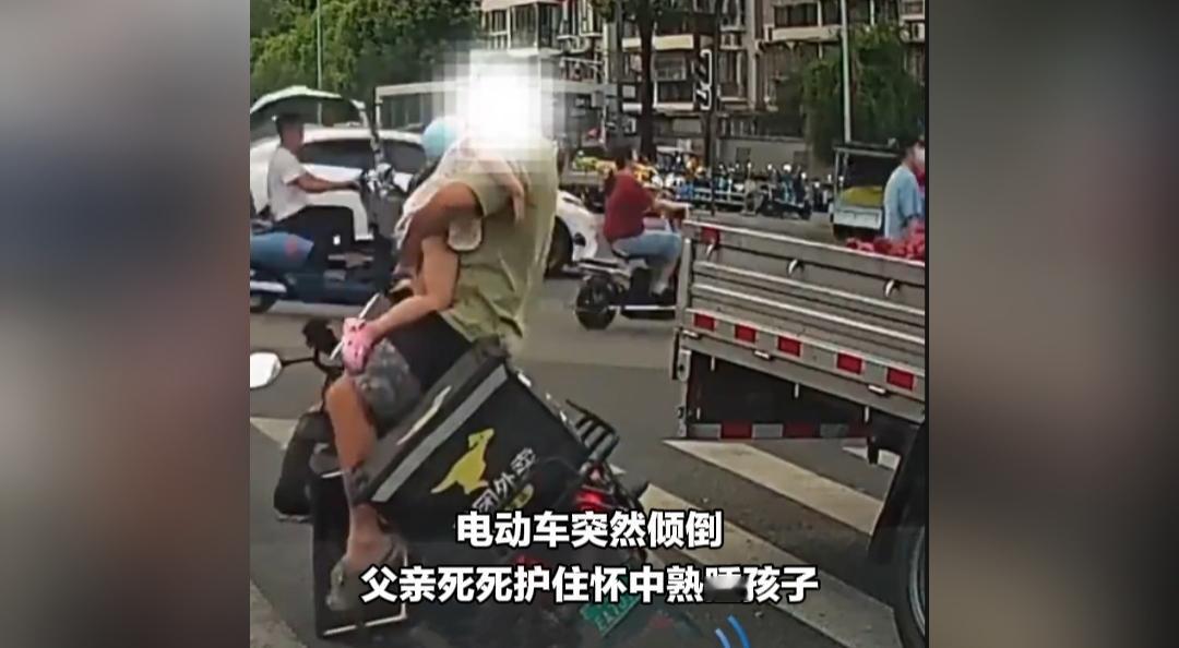 生活虽苦，人间皆暖！外卖小哥抱娃送餐一幕看哭众人
 
生活万般不易，成年人的崩溃