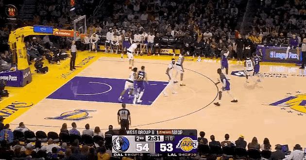 湖人打出精彩配合，艾顿接詹姆斯传球精彩空接暴扣，这球真的漂亮，詹姆斯还是很会打球